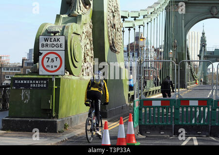Londra, Regno Unito. Xiv Apr, 2019. Hammersmith Bridge si chiude causando la congestione del traffico dopo la scoperta improvvisa di anomalie strutturali. Il ponte sarà chiuso per le riparazioni per un periodo indeterminato. Credito: JOHNNY ARMSTEAD/Alamy Live News Foto Stock