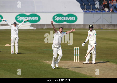 Chester le street, Co Durham, Regno Unito. Xi Apr, 2019. CHESTER LE STREET, Inghilterra 11 aprile del Sussex Ollie Robinson trappole Durham Jack del Burnham LBW durante il primo giorno della contea di Specsavers gara di campionato tra Durham County Cricket Club e Sussex County Cricket Club a Emirates Riverside, Chester le street giovedì 11 aprile 2019. (Credit: Mark Fletcher | MI News) Credito: MI News & Sport /Alamy Live News Foto Stock