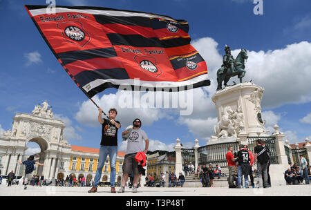 Lisbona, Portogallo. Xi Apr, 2019. Calcio: Europa League, Benfica Lisbona - Eintracht Francoforte, knockout round, quarti di finale, prima le gambe a Estadio da Luz. I fan di Francoforte celebrare prima della partita al Praco fare commercio con la statua del re Dom Jose I. (r) e l'Arc de Triomphe all'entrata di Baixa. Credito: Arne Dedert/dpa/Alamy Live News Foto Stock