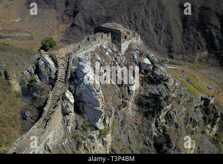 (190411) -- Pechino, 11 aprile 2019 (Xinhua) -- foto aerea adottate il 10 aprile 2019 mostra una vista della Grande Muraglia in Xiangshuihu scenic area a Huairou distretto di Pechino, capitale della Cina. (Xinhua/Zhang Chenlin) Foto Stock