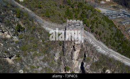 (190411) -- Pechino, 11 aprile 2019 (Xinhua) -- foto aerea adottate il 10 aprile 2019 mostra una vista della Grande Muraglia in Xiangshuihu scenic area a Huairou distretto di Pechino, capitale della Cina. (Xinhua/Hou Dongtao) Foto Stock