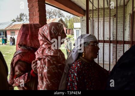 Shadipora, Jammu e Kashmir in India. 11 Aprile, 2019. India - le donne del Kashmir visto in una coda durante la prima fase delle elezioni generali in Shadipora.La prima fase delle elezioni generali ha cominciato con il polling in 91 circoscrizioni elettorali sparse in 18 stati e due territori dell'Unione. La questione dello Jammu e del Kashmir ha registrato il 47% per cento affluenza alle urne. Credito: Saqib Majeed SOPA/images/ZUMA filo/Alamy Live News Foto Stock