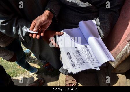 Shadipora, Jammu e Kashmir in India. 11 Aprile, 2019. India - Un funzionario check-list degli elettori visto presso la stazione di polling durante la prima fase delle elezioni generali in Shadipora.La prima fase delle elezioni generali ha cominciato con il polling in 91 circoscrizioni elettorali sparse in 18 stati e due territori dell'Unione. La questione dello Jammu e del Kashmir ha registrato il 47% per cento affluenza alle urne. Credito: Saqib Majeed SOPA/images/ZUMA filo/Alamy Live News Foto Stock