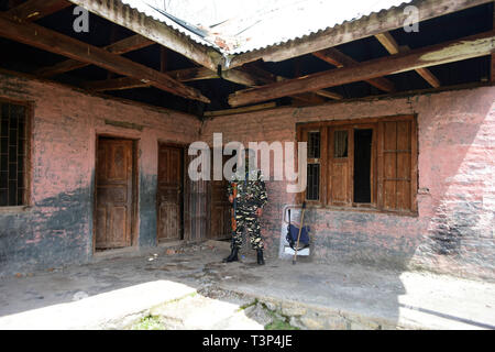 Bandipora, Kashmir, 11 aprile 2019. La gente in coda per il loro voto al di fuori della cabina di polling in Shadipora area del quartiere Bandipora durante la prima fase dell'Indiano elezioni generali in indiano Kashmir amministrato. Gli elettori di 18 stati dell India e unione di due territori hanno iniziato la colata i loro voti oggi. Xi Apr, 2019. Il processo di voto il dello Stato del Jammu e Kashmir è tenuto in cinque fasi di partenza il 11 aprile e termina il 6 maggio 2019 Credit: Muzamil Mattoo/IMAGESLIVE/ZUMA filo/Alamy Live News Foto Stock