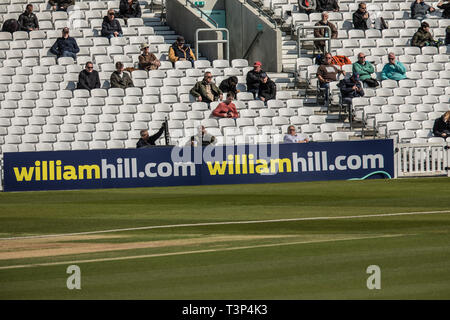 Londra, Regno Unito. Xi Apr, 2019. Come Surrey prendere su Essex il giorno uno della contea di Specsavers gara di campionato al Kia ovale. Credito: David Rowe/Alamy Live News Foto Stock