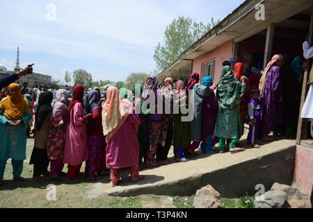 Bandipora, Kashmir, 11 aprile 2019. Il governo indiano le forze avviso stand al di fuori della cabina di polling in Shadipora area del quartiere Bandipora durante la prima fase di indiani le elezioni generali in indiano Kashmir amministrato. Gli elettori di 18 stati dell India e unione di due territori hanno iniziato la colata i loro voti oggi. Xi Apr, 2019. Il processo di voto il dello Stato del Jammu e Kashmir è tenuto in cinque fasi di partenza il 11 aprile e termina il 6 maggio 2019 Credit: Muzamil Mattoo/IMAGESLIVE/ZUMA filo/Alamy Live News Foto Stock