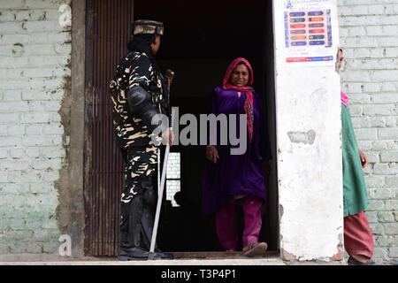 Bandipora, Kashmir, 11 aprile 2019. La gente in coda per il loro voto al di fuori della cabina di polling in Shadipora area del quartiere Bandipora durante la prima fase dell'Indiano elezioni generali in indiano Kashmir amministrato. Gli elettori di 18 stati dell India e unione di due territori hanno iniziato la colata i loro voti oggi. Xi Apr, 2019. Il processo di voto il dello Stato del Jammu e Kashmir è tenuto in cinque fasi di partenza il 11 aprile e termina il 6 maggio 2019 Credit: Muzamil Mattoo/IMAGESLIVE/ZUMA filo/Alamy Live News Foto Stock