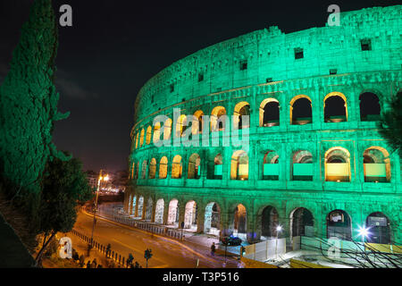 Una vista generale del Colosseo illuminato di verde per festeggiare il giorno di San Patrizio nel marzo 2019 Foto Stock