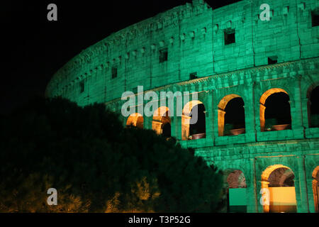 Una vista generale del Colosseo illuminato di verde per festeggiare il giorno di San Patrizio nel marzo 2019 Foto Stock