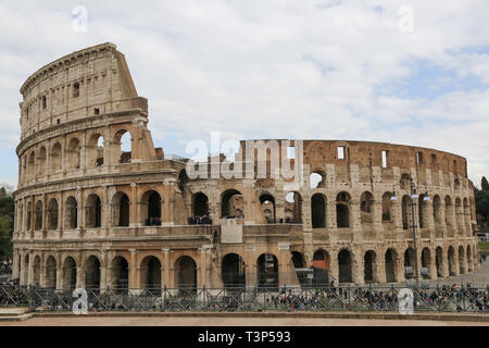 Una vista generale del Colosseo (Anfiteatro flaviano) nella città di Roma, Italia Foto Stock