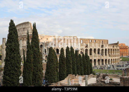 Una vista generale del Colosseo (Anfiteatro flaviano) nella città di Roma, Italia Foto Stock