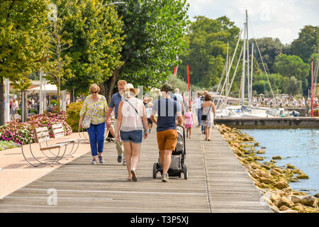BARDOLINO, LAGO DI GARDA, Italia - Settembre 2018: Persone a Bardolino camminando sul marciapiede sul bordo del lago di Garda. Foto Stock