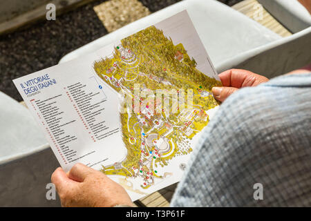 GARDONE RIVIERA, Italia - Settembre 2018: visitatore guardando una mappa del Vittoriale degli Italiani giardini in Gardone Riviera. Foto Stock
