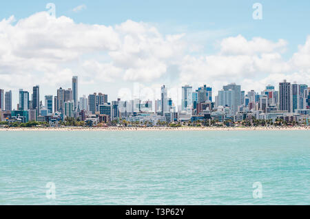 Vista della costa, la spiaggia e la città sullo sfondo a Joao Pessoa PB Brasile. Città turistica del Nordest brasiliano con belle spiagge. Vista dal Foto Stock