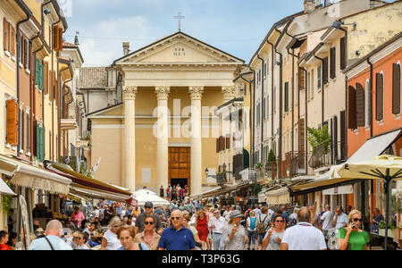 BARDOLINO, LAGO DI GARDA, Italia - Settembre 2018: folle di persone in una delle strade principali di Bardolino sul Lago di Garda. Foto Stock