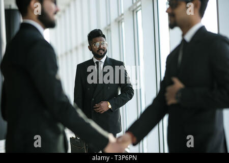 Due fiducioso uomo d affari si stringono la mano durante una riunione in ufficio, successo, spaccio, saluto e il concetto di partner. Foto Stock