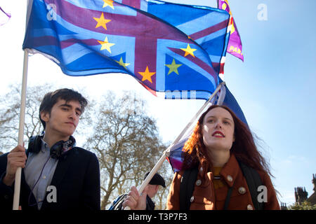 Westminster 10 aprile 2019. I giovani manifestanti rimangono nella parte anteriore del case del Parlamento con Union Jack e la bandiera europea Foto Stock