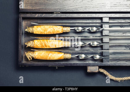 Chiudere le maniglie di lusso di grandi dimensioni in acciaio inossidabile set spiedini in una scatola di legno per grill e barbecue. Costosa alta qualità regalo esclusivo per uomo hunter Foto Stock