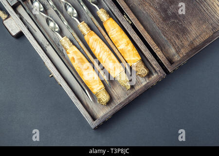 Chiudere le maniglie di lusso di grandi dimensioni in acciaio inossidabile set spiedini in una scatola di legno per grill e barbecue. Costosa alta qualità regalo esclusivo per uomo hunter Foto Stock