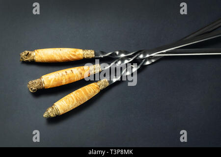 Chiudere le maniglie di lusso di grandi dimensioni in acciaio inossidabile set spiedini in una scatola di legno per grill e barbecue. Costosa alta qualità regalo esclusivo per uomo hunter Foto Stock