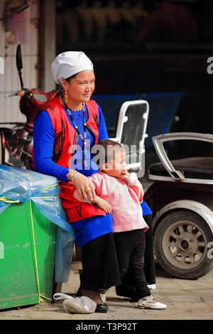 Giovane madre e figlia in bocca di Uyghur al bazar-Hotan-Xinjiang-China-0088 della città Foto Stock