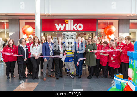 10 Aprile 2019 grande apertura del nuovo negozio WILKO. Il negozio Wilko in Warrington, Cheshire, Inghilterra si è spostato dal centro Cockhedge nella moderna G Foto Stock
