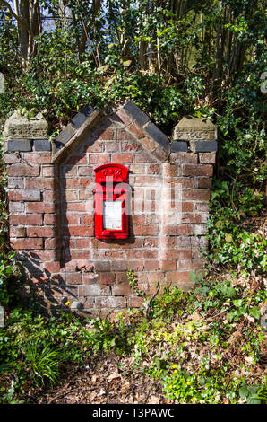 Royal Mail casella postale dall'epoca di re George VI, in Inghilterra rurale Foto Stock