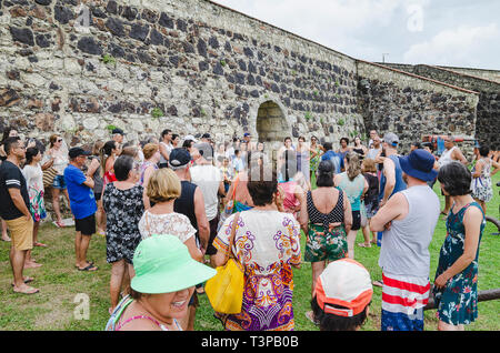 Cabedelo - PB, Brasile - 23 Febbraio 2019: turisti ascoltando la guida del tour circa il monumento storico di Paraiba stato chiamato Fortaleza de S Foto Stock