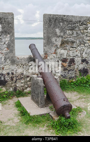 Cabedelo - PB, Brasile - 23 Febbraio 2019: Il vecchio cannone del monumento storico di Paraiba stato chiamato Fortaleza de Santa Catarina. Foto Stock