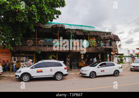 Cabedelo - PB, Brasile - 23 Febbraio 2019: Tree House, il Bar e il ristorante a Estrada Por do Sol. Themed la località turistica di Praia do Jacare. Foto Stock