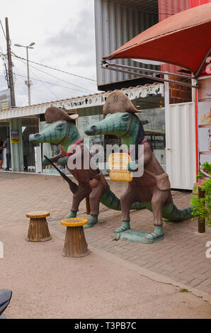 Cabedelo - PB, Brasile - 23 Febbraio 2019: alligatori vestito come Nordestino (nord-est), statue in Casa Nordeste, Praia do Jacare. Foto Stock