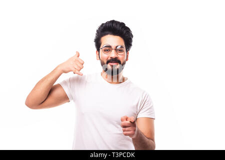 Allegro felice uomo barbuto gesticolando e chiedendo di chiamare lui Foto Stock