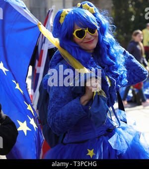 Dimostratore anti-brexit vestito con i colori della bandiera dell’Unione europea visti a Londra, Regno Unito. Foto Stock