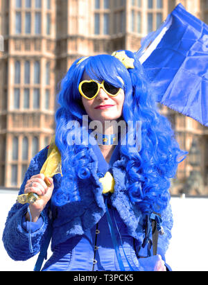 Dimostratore anti-brexit vestito con i colori della bandiera dell’Unione europea visti a Londra, Regno Unito. Foto Stock