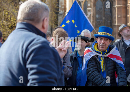 Arch Remainer Steve Bray, visto nel cappello blu, discute della brexit con un brexiteer. Foto Stock