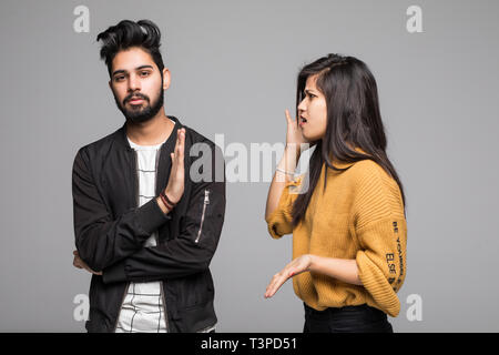 Emotional coppia giovane quarreling isolato su bianco Foto Stock