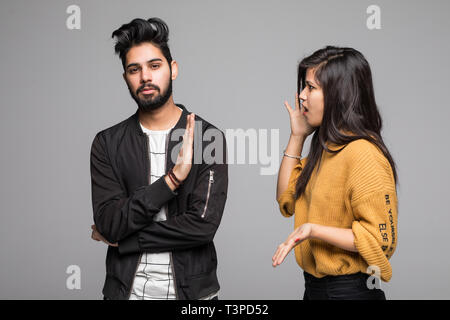 Emotional coppia giovane quarreling isolato su bianco Foto Stock