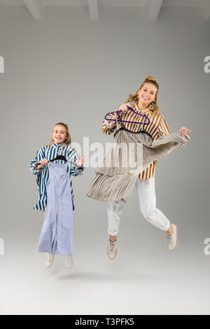 Allegro giovani donne essendo in ottimo umore durante il tentativo sul Foto Stock