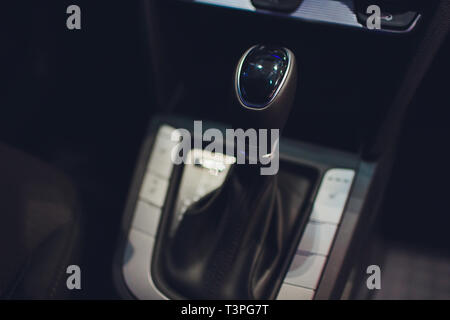 Messa a fuoco selettiva a sei velocità di cambio marcia nel carrello car . Trasmissione di cambio marcia.copia dello spazio. Foto Stock