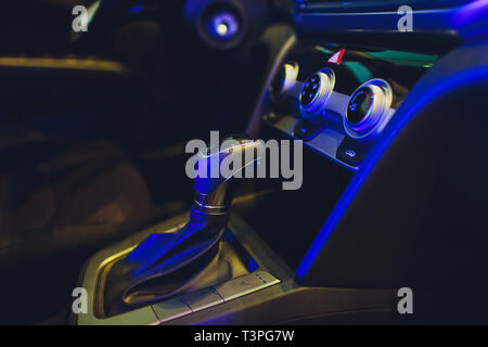 Messa a fuoco selettiva a sei velocità di cambio marcia nel carrello car . Trasmissione di cambio marcia.copia dello spazio. Foto Stock