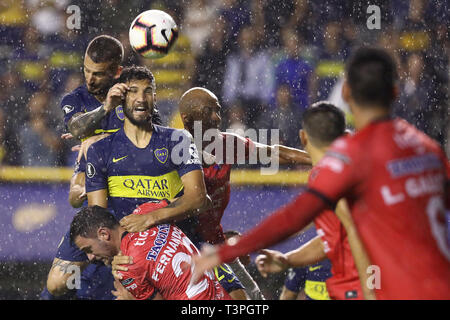 Buenos Aires, Argentina - 10 Aprile 2019: Dario Benedetto (Boca Juniors) salta per la sfera a la bombonera di Buenos Aires, Argentina Foto Stock