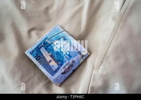 Qatar Riyal rileva la caduta di pantaloni pantaloni o tasche Foto Stock