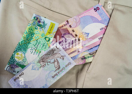 Qatar Riyal rileva la caduta di pantaloni pantaloni o tasche Foto Stock