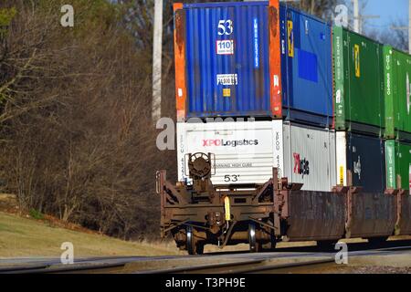 Ginevra, Illinois, Stati Uniti d'America. Non più trainato da un caboose, la fine di un Union Pacific pila treno di linea di merci containerizzate Trasporto eastboud si muove attraverso Ginevra, Foto Stock