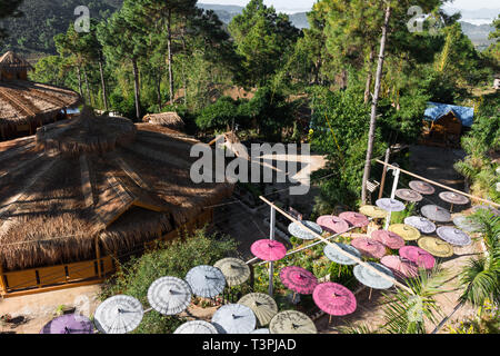 Lago Inle, MYANMAR - 27 novembre, 2018: immagine orizzontale della tradizionale casa birmano con ombrelloni colorati come decorazione, situato vicino a Inle L Foto Stock