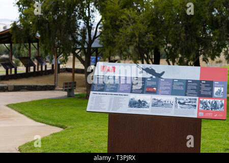 Display e segnali di informazione a Cowra prigioniero di guerra e di internamento Camp, Cowra NSW Australia Foto Stock