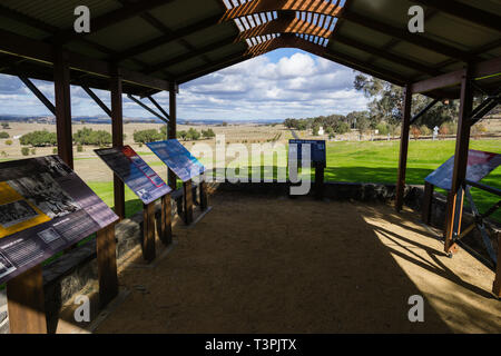 Display e segnali di informazione a Cowra prigioniero di guerra e di internamento Camp, Cowra NSW Australia Foto Stock