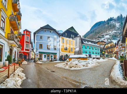 HALLSTATT, Austria - 25 febbraio 2019: piazza del mercato (Marktplatz) vanta di architettura tradizionale con dipinto luminosamente townhouses e legno ornati Foto Stock