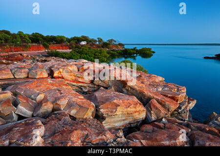 Mangrovie fodera costa rocciosa all alba Dampier Peninsular, Australia occidentale Foto Stock