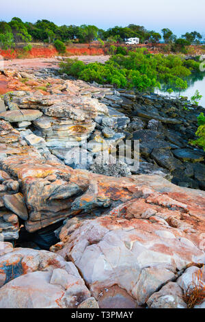 Mangrovie fodera costa rocciosa all alba Dampier Peninsular, Australia occidentale Foto Stock